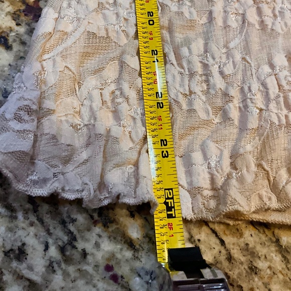 Dressbarn  Beige Stretchy Lace-like On or Off Shoulder Sz Medium - Picture 8 of 9